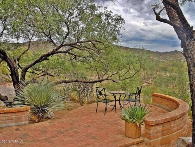 Building Photo - 4 bedroom 2.5 Bath