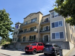 Building Photo - **Bright & Updated 2-Bedroom Condo with Water View in Friday Harbor!**