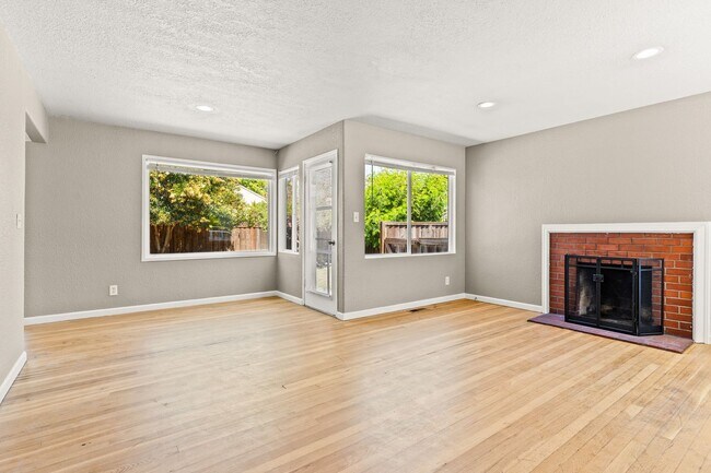 Building Photo - 867 Via Mariposa