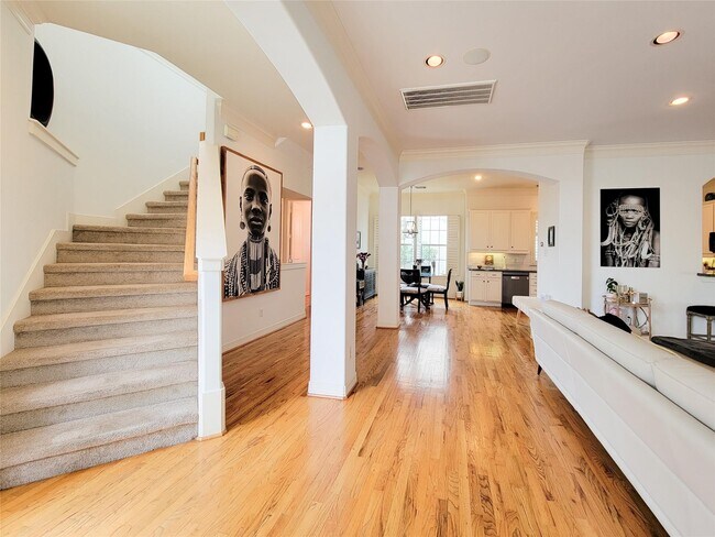 Building Photo - 1421 Bremond St