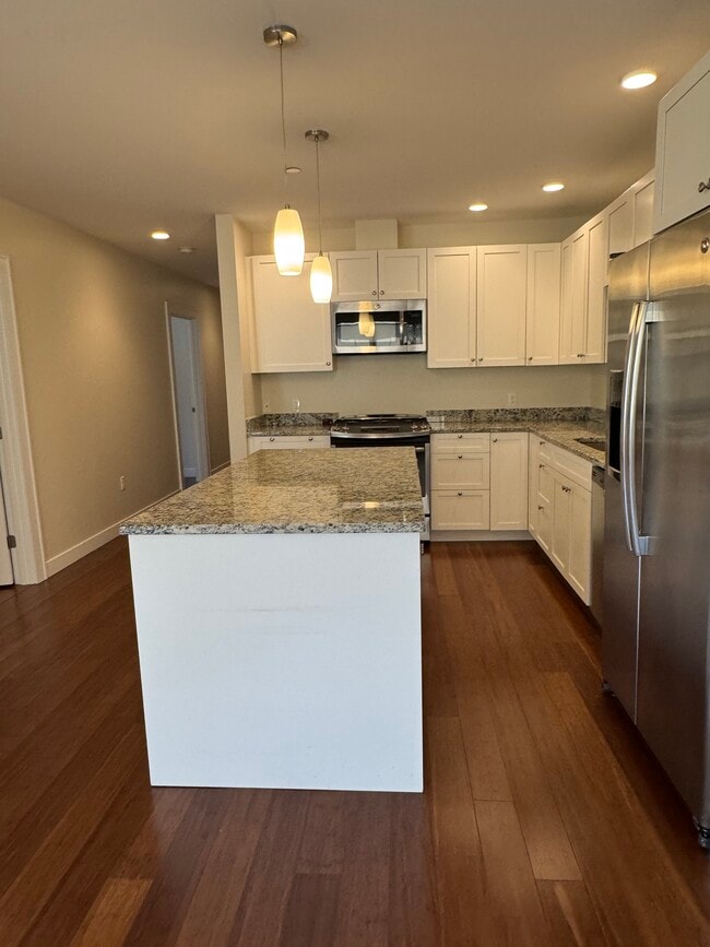 Building Photo - 125 Midway