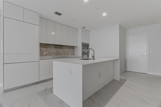 Building Photo - 711 NE 23rd Terrace