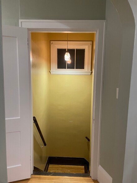 Building Photo - 320 E 5th St