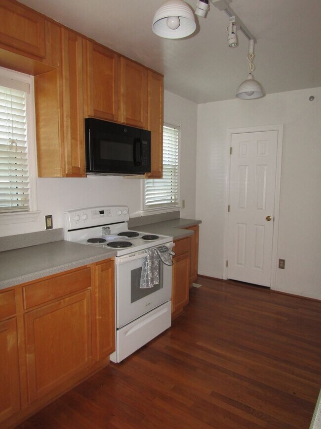 Building Photo - Gorgeous, Completely renovated 3 bedroom