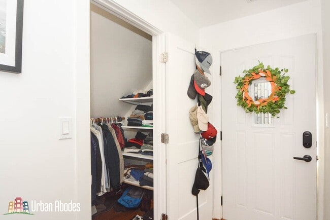 Building Photo - 3031 N Hamlin Ave