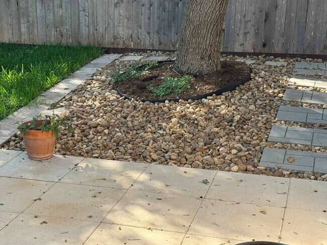 Building Photo - 9538 Cloverdale