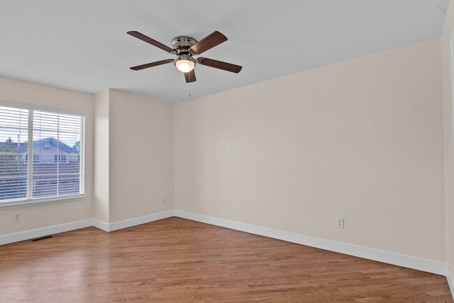 Building Photo - Beautiful home with 5 bedrooms, 3 1/2 bathrooms, 3-car garage available now!