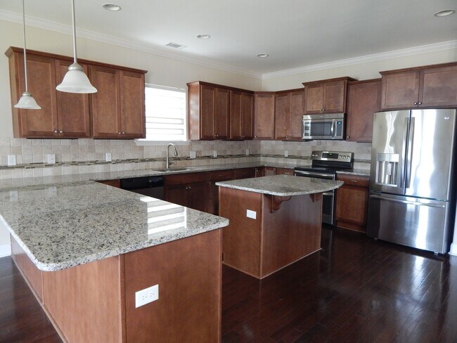 Building Photo - Spacious 6 bedroom, 4 bathroom home!