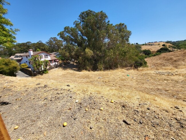 Building Photo - Two Story Home nestled in the Hills of Her...