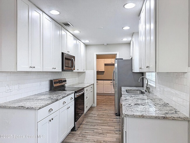 Building Photo - 170 Moore Ave