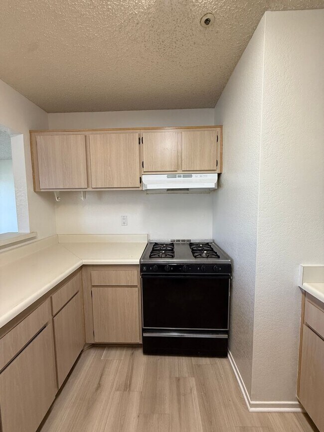 Building Photo - Centrally Located Las Palmas Upstairs Cond...