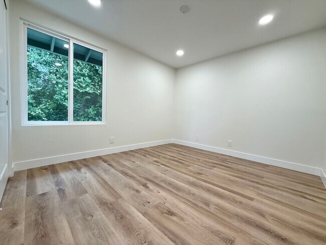 Building Photo - Spacious 5-Bedroom, 2-Bath Retreat in Quie...