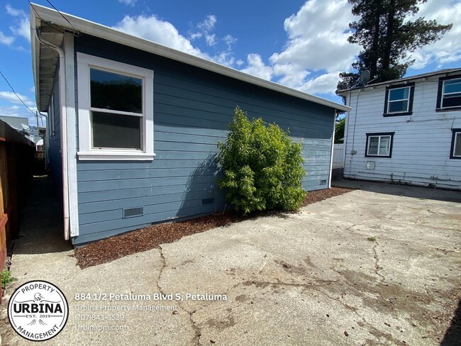 Building Photo - Charming Petaluma Home with Garage & Spaci...