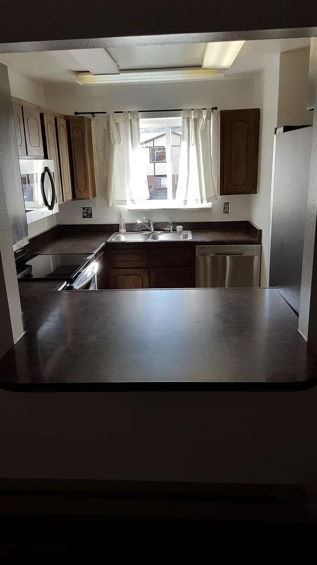 Building Photo - Charming Golden Townhome!