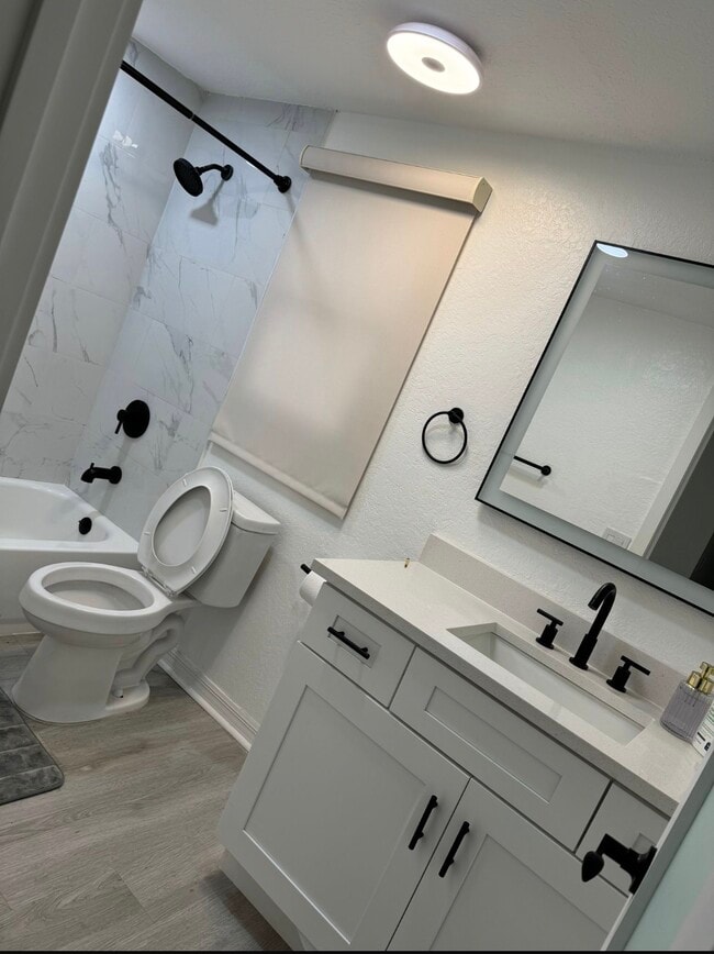 Building Photo - 14903 Southfork Dr