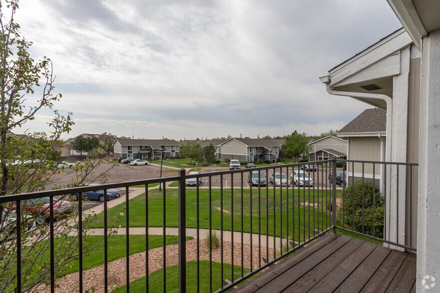 2BR, 1BA - 865SF - Broadmoor Ridge