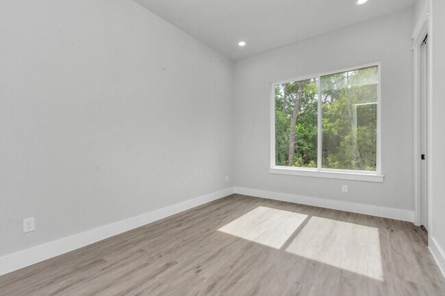 Building Photo - 5818 Burt St