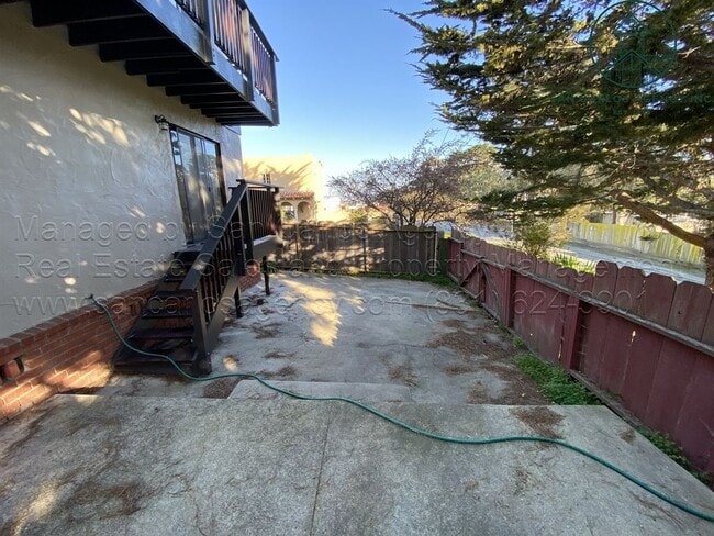 Building Photo - Three Bed Three Bath Home Walkable to Downtown Monterey