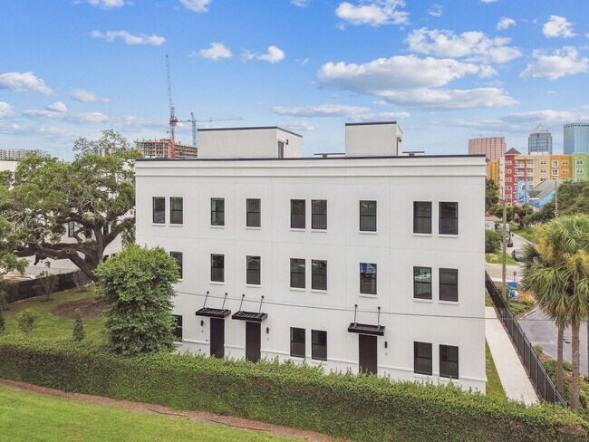 Building Photo - Canvas GWX