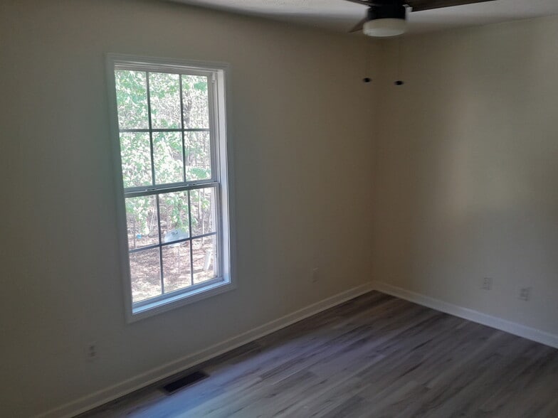 Upper level bedroom #2 - 136 Cedar Ave