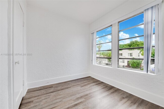 Building Photo - 1736 SW 9th St