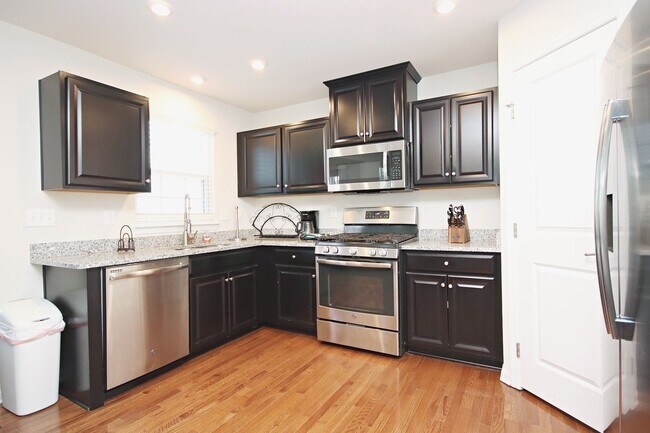 Building Photo - Spacious Pet-Friendly Home Near NGIC