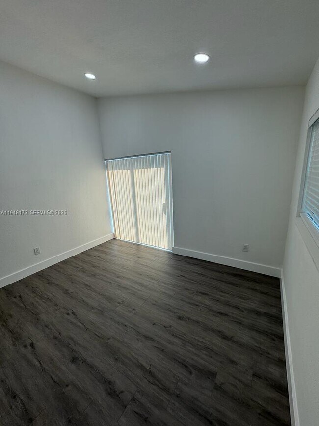 Building Photo - 11912 NE 10th Ave