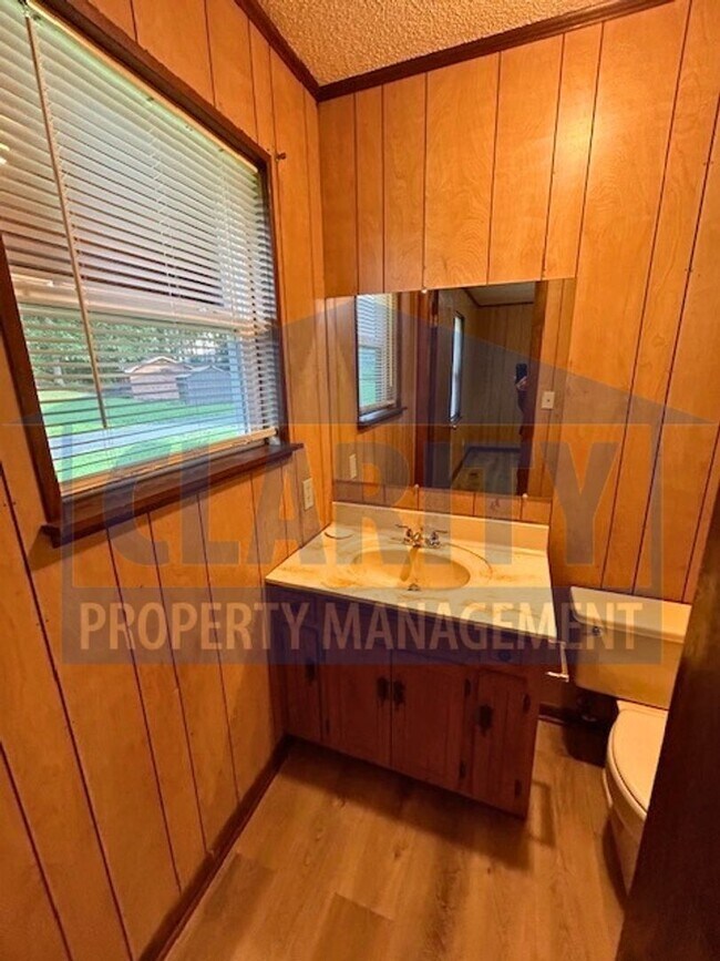 Building Photo - Spacious three bedroom home