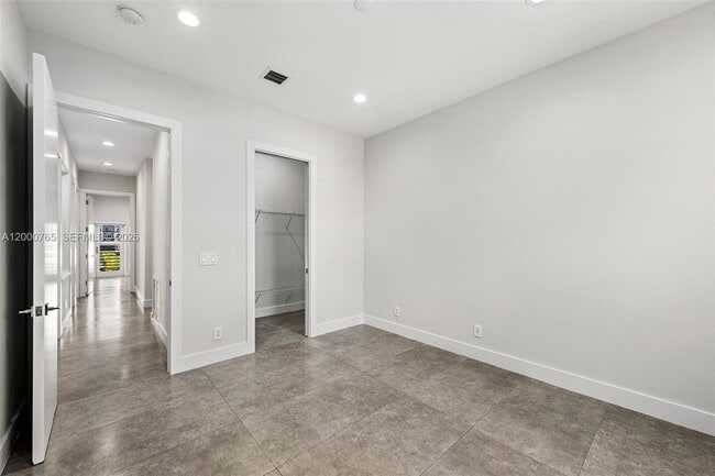 Building Photo - 552 Palm Dr