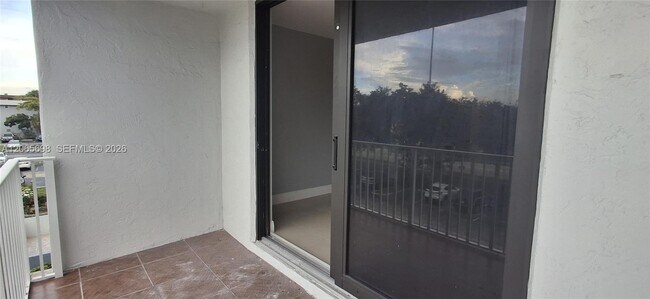 Building Photo - 901 Hillcrest Dr