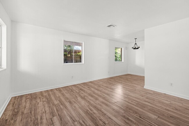 Building Photo - Beautiful 3 Bedroom 2 Bathroom