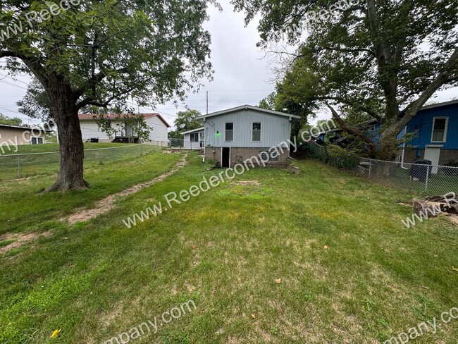 Building Photo - Spacious 3 bedroom 2 bathroom house Walkin...