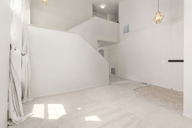 Building Photo - 2021 Falcon Ridge Dr