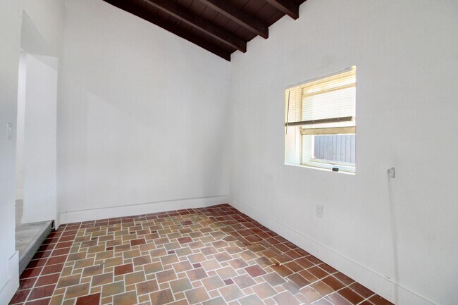 Building Photo - 736 NW 41st St