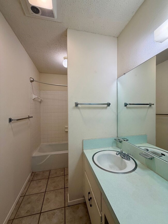 Building Photo - Duplex *LEASING SPECIAL AVAILABLE*