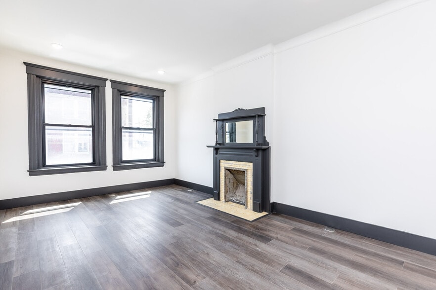 Unstaged great room - 728 E McMillan St