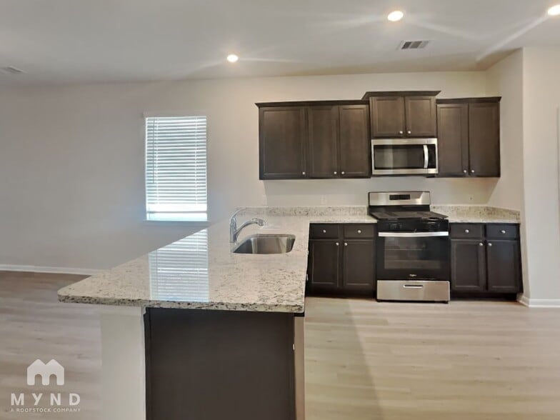 Building Photo - 15607 Plum Brk Dr