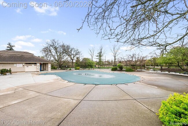 Building Photo - 38887 Country Cir