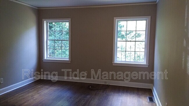 Building Photo - 229 Pinewood Ave