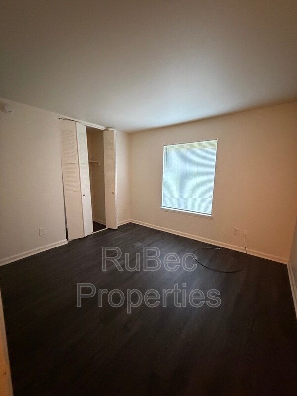 Building Photo - 702 Farmhurst Dr