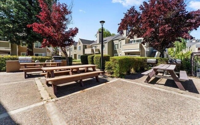 Building Photo - 120 Reflections Dr