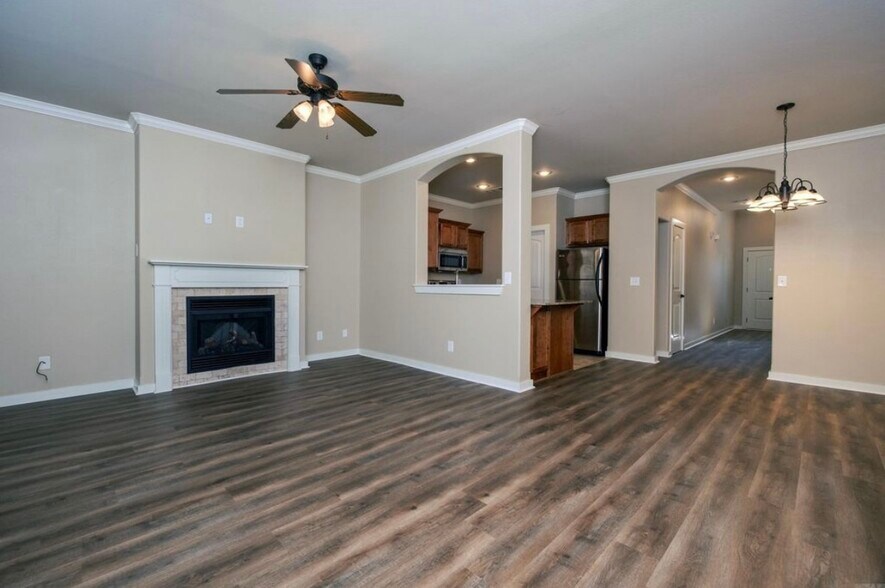 Building Photo - 102 Venezia Ln
