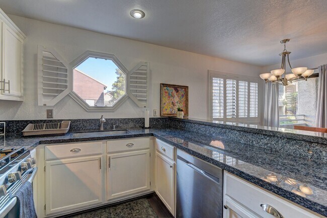 Building Photo - Fully furnished Condo in a great location!