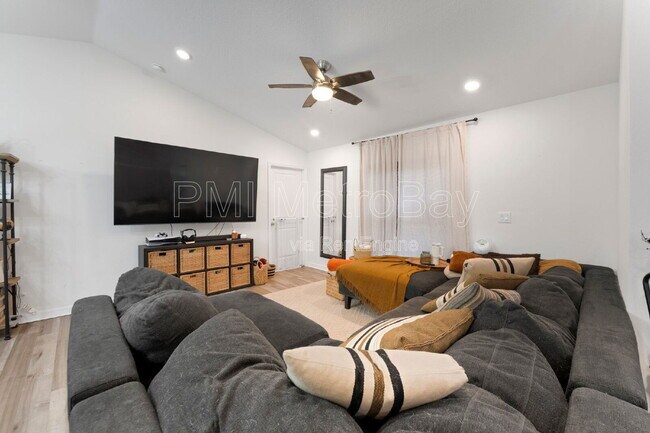 Building Photo - 902 W Alsobrook St