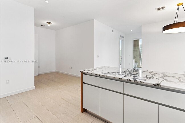 Building Photo - 2831 S Bayshore Dr