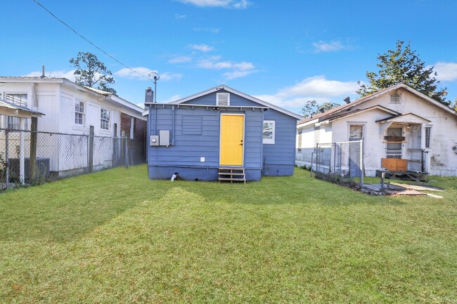 Building Photo - Adorable Home Located in Cann Park!