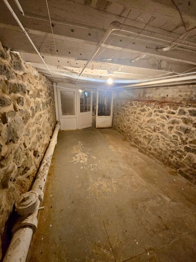 Building Photo - 3 Bedroom