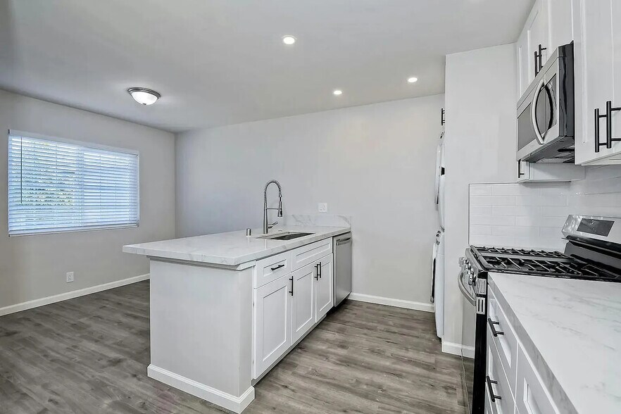 Building Photo - 204 W Los Angeles Dr