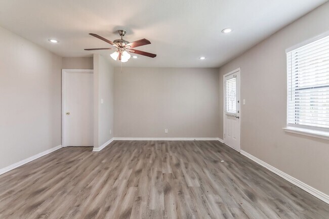 Building Photo - 3 BR/2BA | Updated Single Family Home |  Large backyard