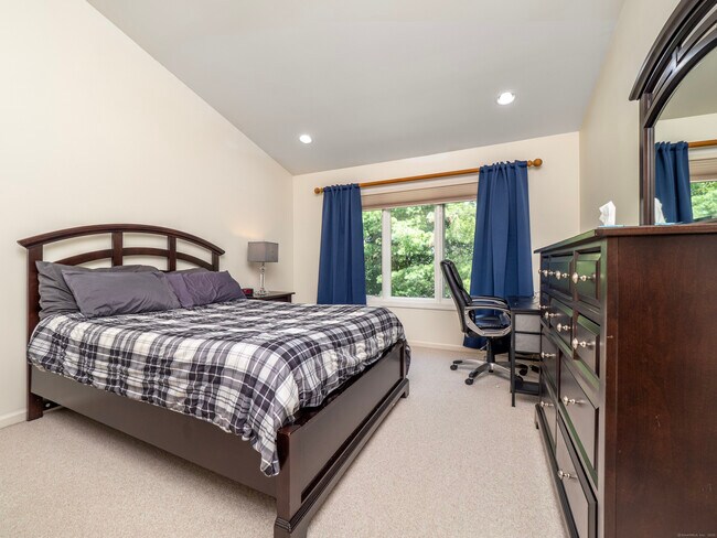 Building Photo - 12 Boulevard Dr